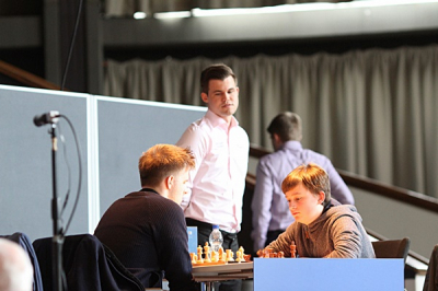 Magnus Carlsen schaut bei Rapport-Keymer zu